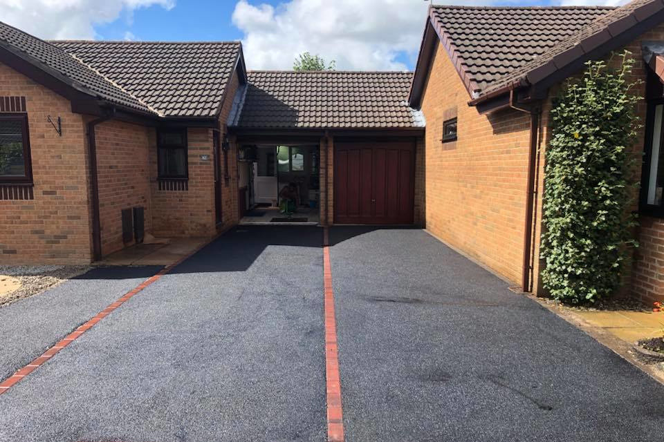 A photo of a shared driveway between two townhouses
